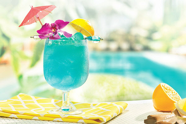 Trang trí ly cocktail Blue Hawaii đẹp mắt Trang trí ly cocktail Blue Hawaii đẹp mắt