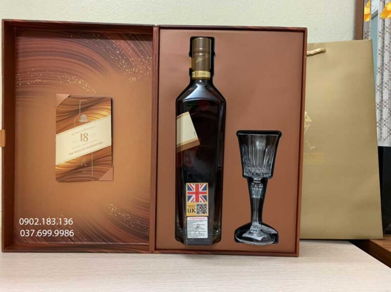 Ảnh Rượu Johnnie Walker 18 năm hộp quà tết 2021