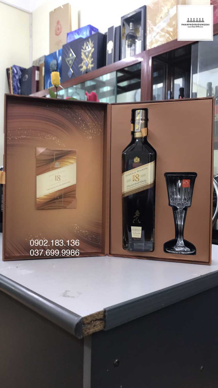 rượu Johnnie Walker 18 năm hộp quà tết 2021 cho biếu tặng Ảnh thực tế rượu Johnnie Walker 18 năm hộp quà tết 2021 cho biếu tặng