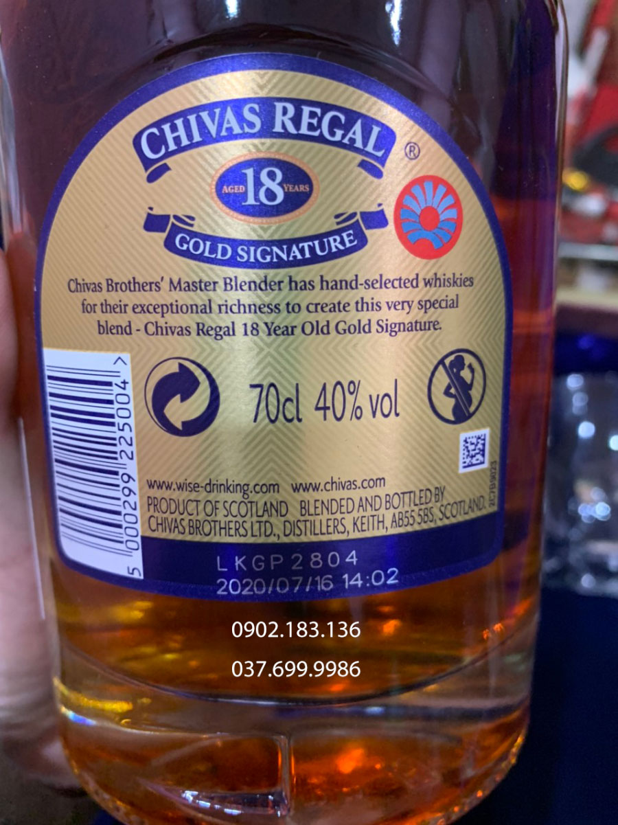 Mặt sau chai rượu Chivas 18 năm và tem phân vùng của PRVN 