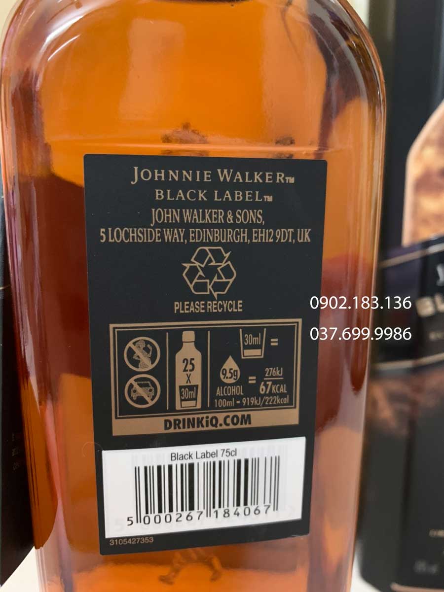 Mặt sau chai rượu Johnnie Walker Black Label năm 2021 