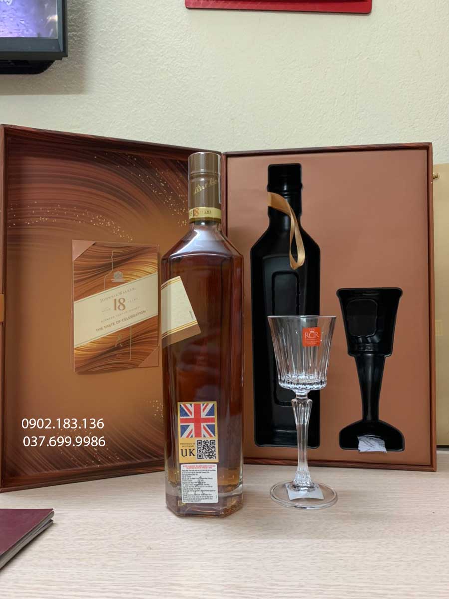 Tem phụ của rượu Johnnie Walker 18 năm hộp quà tết 2021