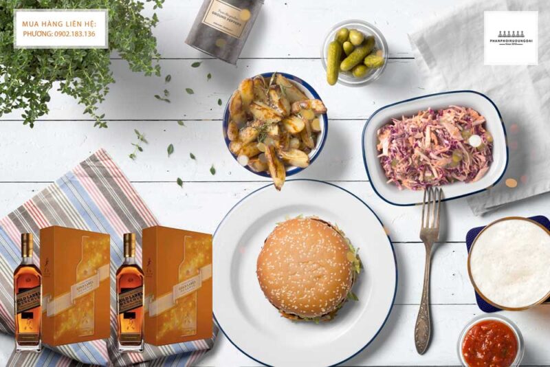 Thưởng thức rượu Johnnie Walker Gold Label Reserve hộp quà tết 2021 và món ăn