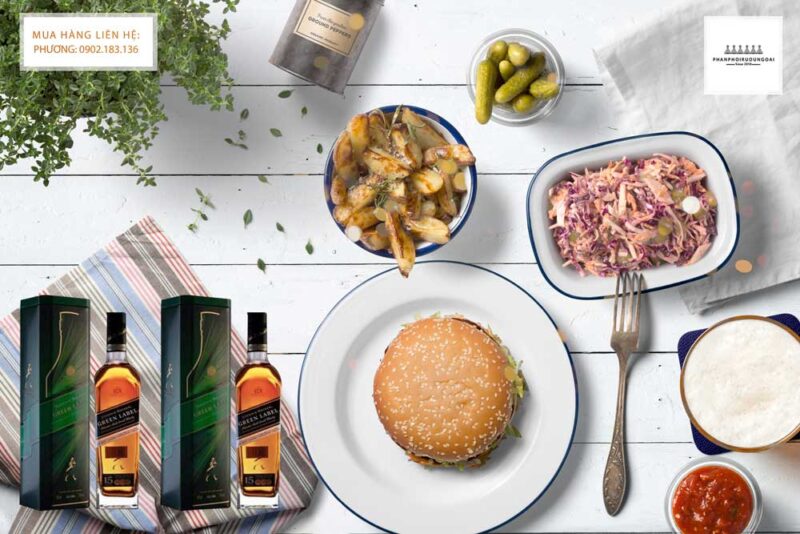 Thưởng thức rượu Johnnie Walker Green Label hộp quà tết 2021 và đồ ăn ngon