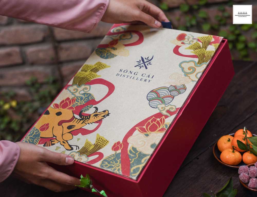 Ảnh chụp rượu Gin Sông Cái hộp quà tết 2021