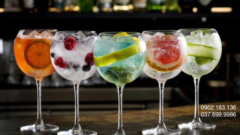 Các ly cocktail với rượu Gordon's Gin Các ly cocktail với rượu Gordon's Gin