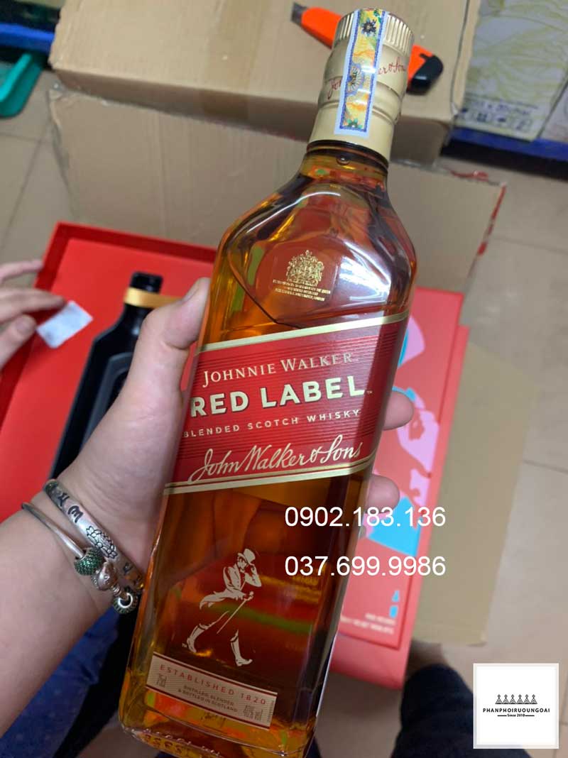 Bên trong chai rượu Johnnie Walker Red Label hộp quà tết 2022 