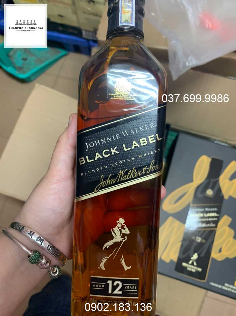 Mặt trước chai rượu Johnnie Walker Black Label hộp quà tết 2022 