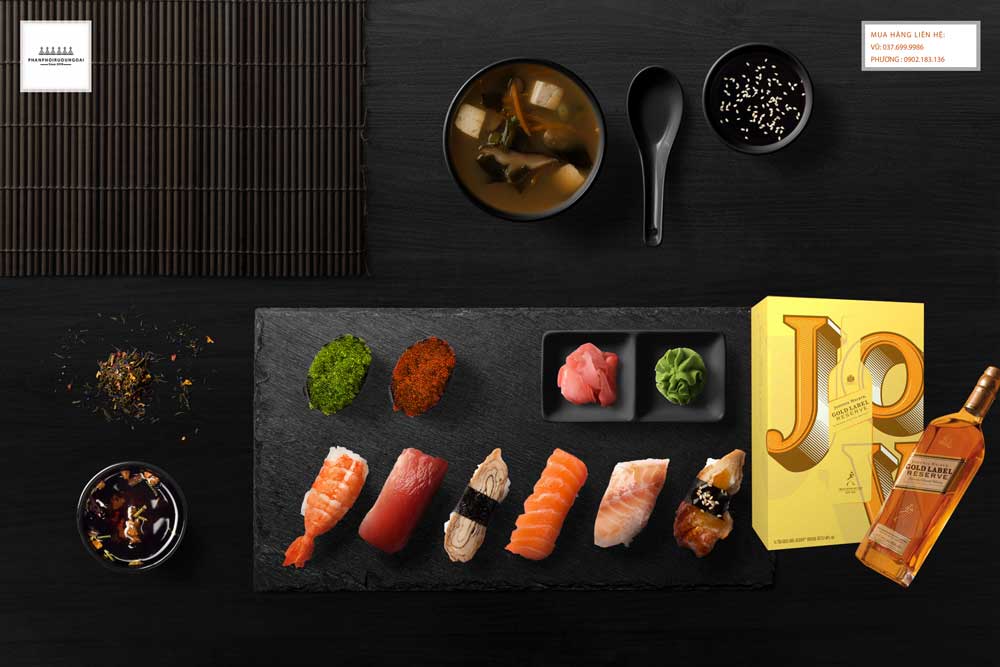 Thưởng thức rượu Johnnie Walker Gold Label Reserve hộp quà tết 2022 với sushi