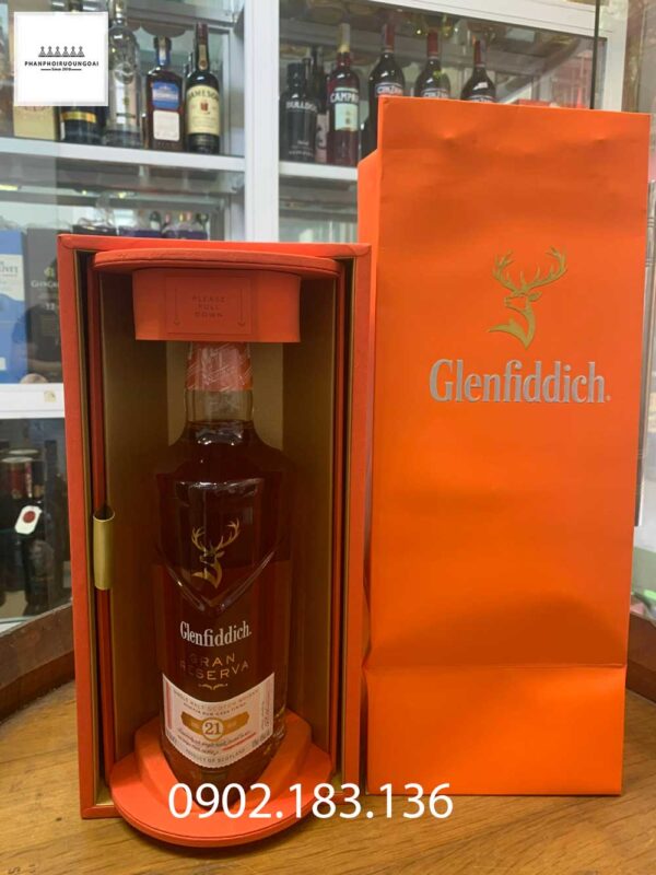 Bên trong hộp rượu Glenfiddich 21 năm cho tết 2023 
