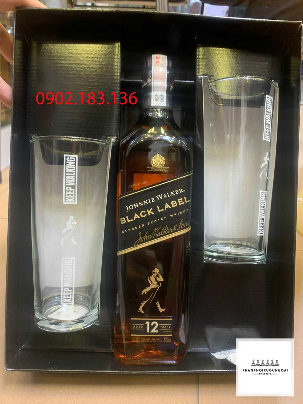 Bên trong hộp rượu Johnnie Walker Black Label hộp quà tết 2023 
