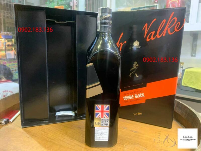 Bên trong hộp rượu Johnnie Walker Double Black Label 1L hộp quà tết 2023 