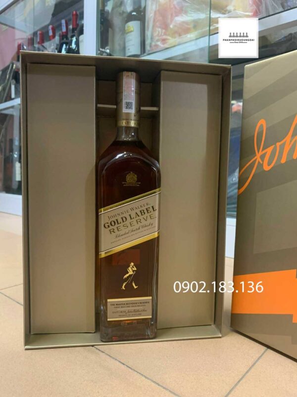 Bên trong hộp rượu Johnnie Walker Gold Label Reserve tết 2023 