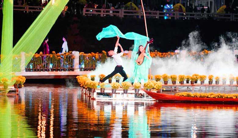 Biểu diễn về tơ lụa bảo lộc Biểu diễn về tơ lụa Bảo Lộc trong Festival năm trước đó