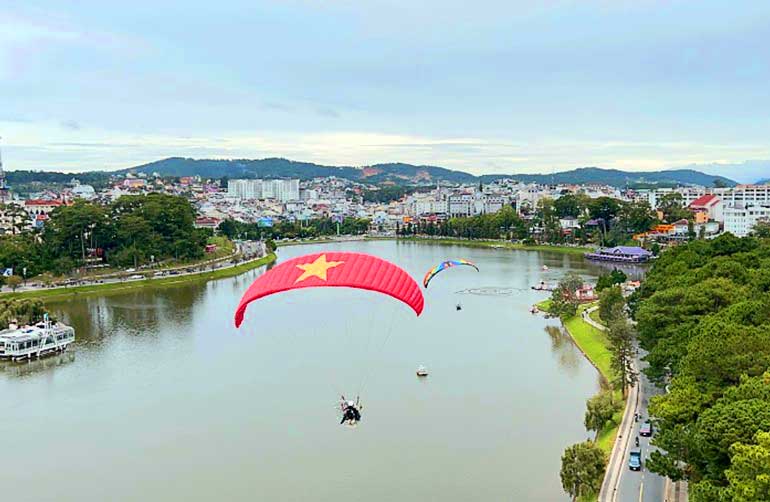 Dù lượn phục vụ Festival hoa đà lạt