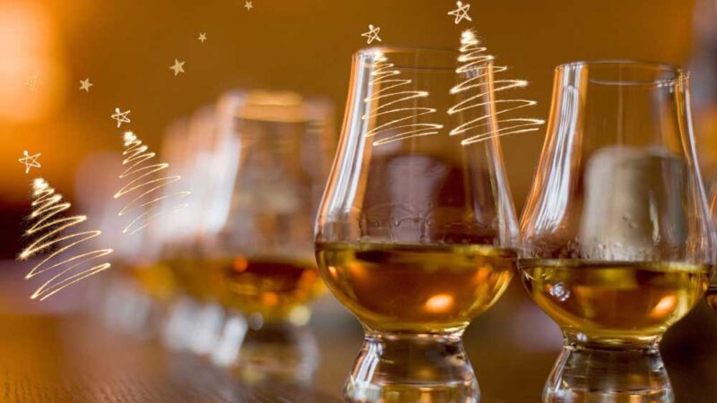 Cùng ngắm nhìn ly rượu whisky Ngắm nhìn ly rượu whisky được rót ra