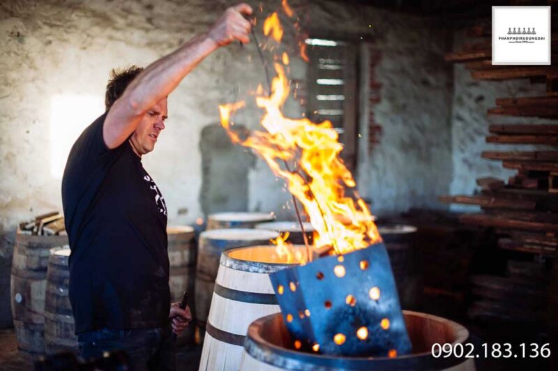 Quá trình đốt nóng thùng gỗ sồi