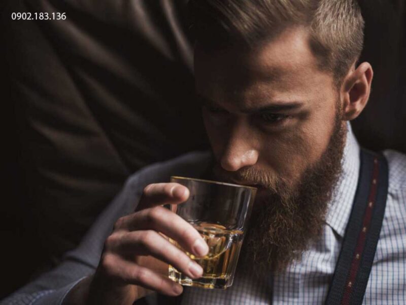 Thưởng thức hương thơm của rượu Whisky