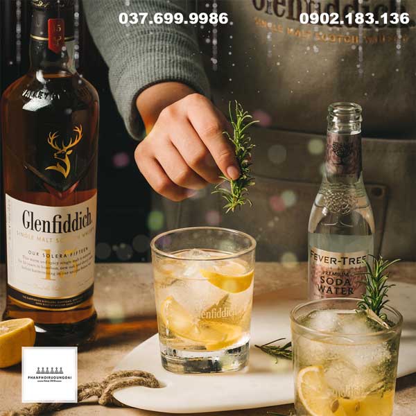 Thưởng thức rượu Glenfiddich 15 với các ly cocktail sang trọng 