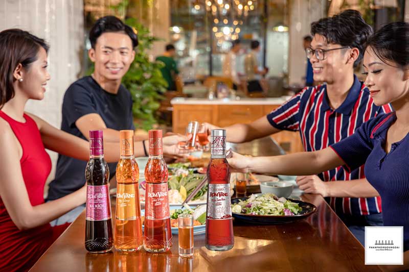 Rượu Rơm Vàng Bữa cơm gia đình không thể thiếu rượu rơm vàng