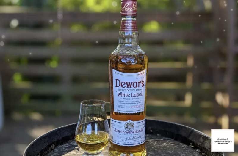 Tìm hiểu rượu Scotch Whisky Dewar's White Label