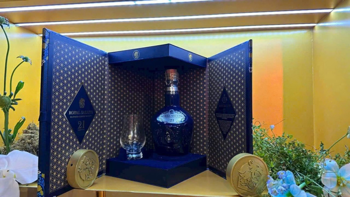 Bên trong hộp chivas 21 tết 2025 Bên trong hộp chivas 21 tết 2025