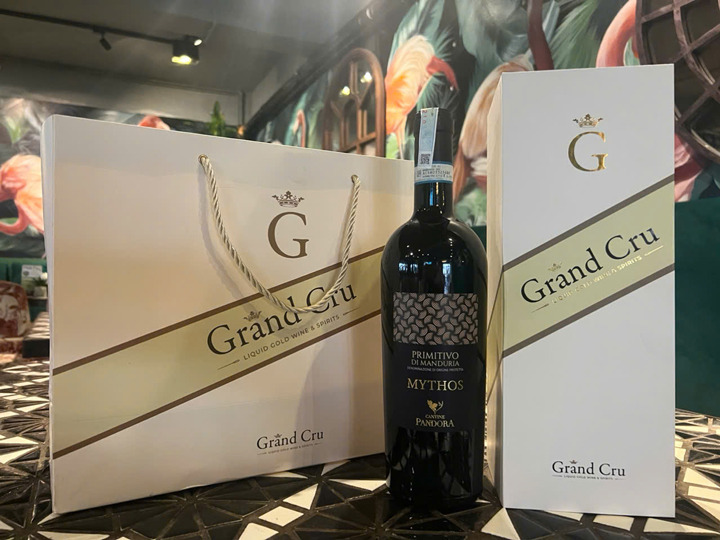 Ảnh hộp và túi giấy sang trọng của rượu vang Ý Cantine Pandora Mythos Primitivo DOP