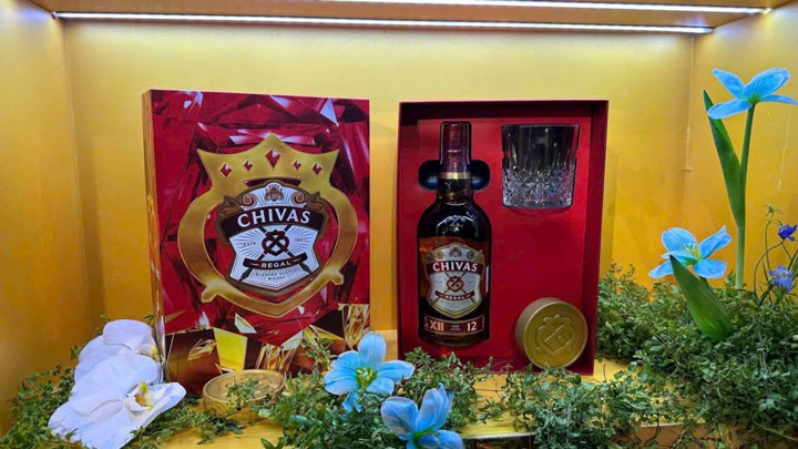 mặt trong chivas 12 hộp quà tết 2025