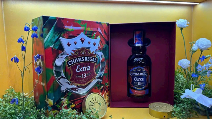 Mặt trong bộ sản phẩm rượu Chivas 13 hộp quà tết 2025