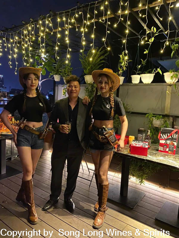 Các khách mời tham gia tiệc Arran và Jack Daniel's
