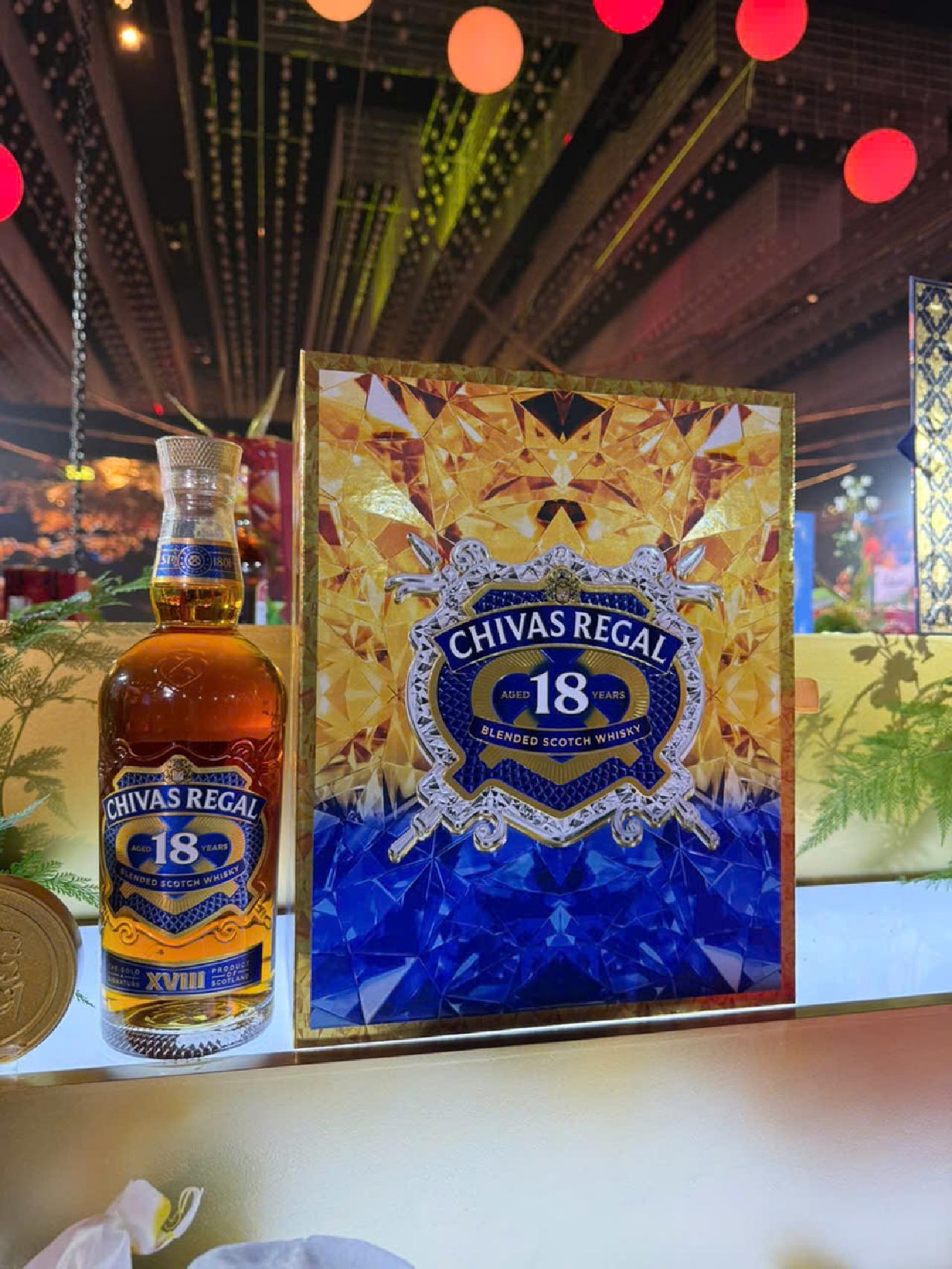Ảnh thực tế của rượu Chivas 18 Gold Signature hộp quà tết 2026 trong tiệc ra mắt