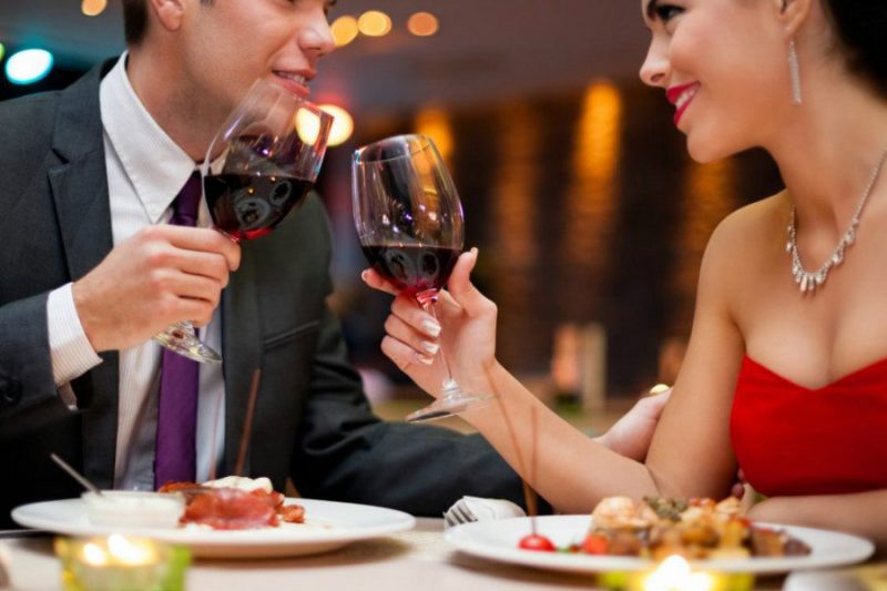 Cách cầm ly rượu vang trong các bữa tiệc sang trọng