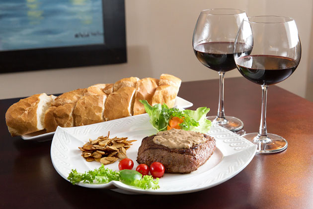 Uống rượu vang ăn món gì - Chọn rượu vang phù hợp cho bữa tiệc