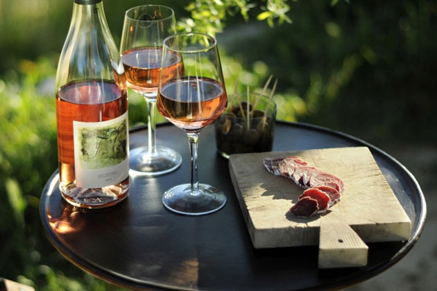 Rượu vang hồng thường dùng để tráng miệng 