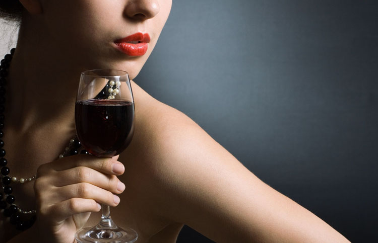 Rượu vang có tác dụng tốt đối với sức khoẻ phụ nữ 